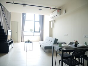 เบสิกอพาร์ทเมนท์, 1 ห้องนอน | บริเวณนั่งเล่น | ทีวีจอแอลซีดี