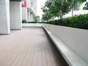 2 สระว่ายน้ำกลางแจ้ง