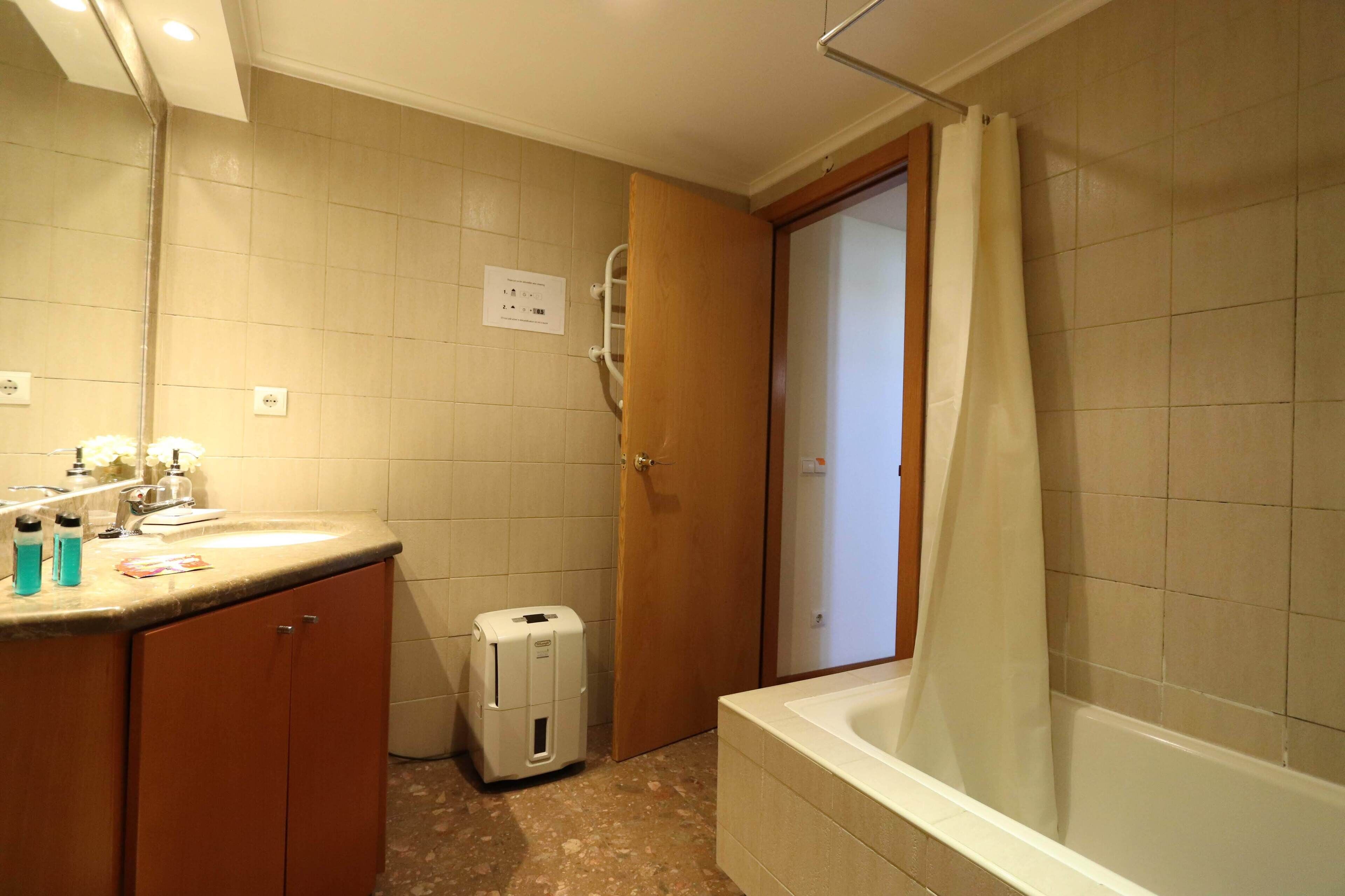 Ensemble douche/baignoire, sèche-cheveux, bidet, serviettes fournies