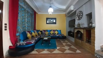 Télévision, cheminée, lecteur de DVD