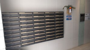 Een muur met genummerde postvakken in een gang.