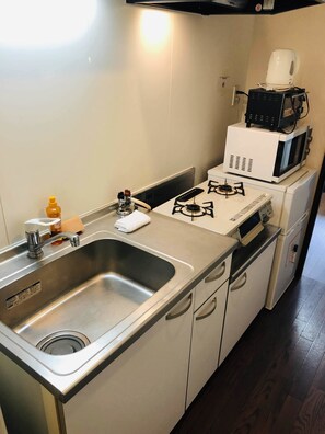 Room (202) | Private kitchenette | Fridge, microwave, cookware/dishes/utensils