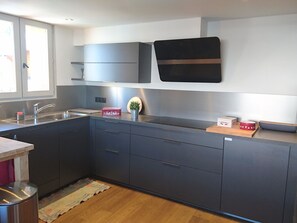 Kühlschrank, Mikrowelle, Ofen, Geschirrspüler