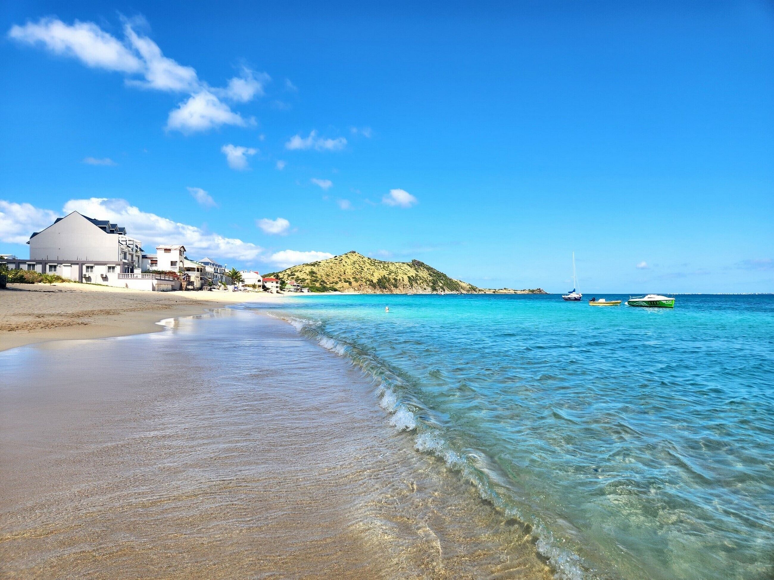 På stranden, solsenger og strandhåndklær
