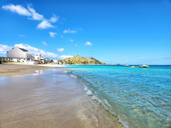On the beach, sun loungers, beach towels - Front Beach in Grand Case Saint Martin (Grand-Case)