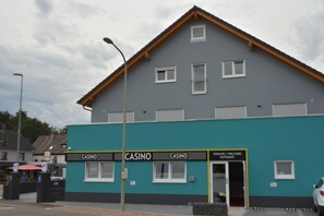 Vista frontal de la propiedad