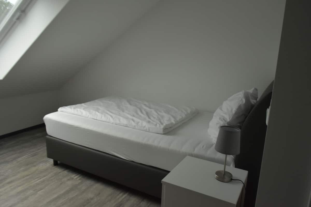 Eenpersoonskamer | Verduisterende gordijnen, geluiddichte muren, gratis wifi, beddengoed