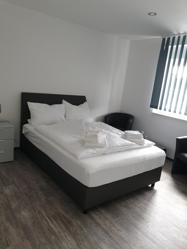 Cortinas blackout, insonorización, wifi gratis y ropa de cama