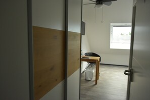 Habitación individual | Cortinas blackout, insonorización, wifi gratis y ropa de cama