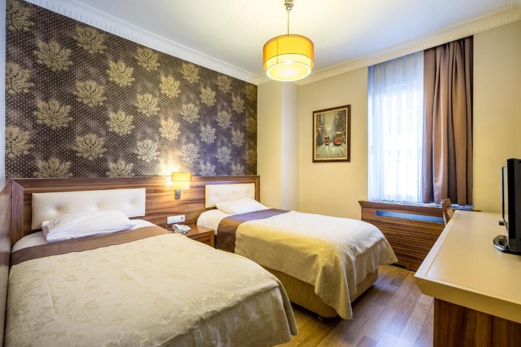 Standard Twin Room | Minibar, in-room safe, individually decorated, individually furnished