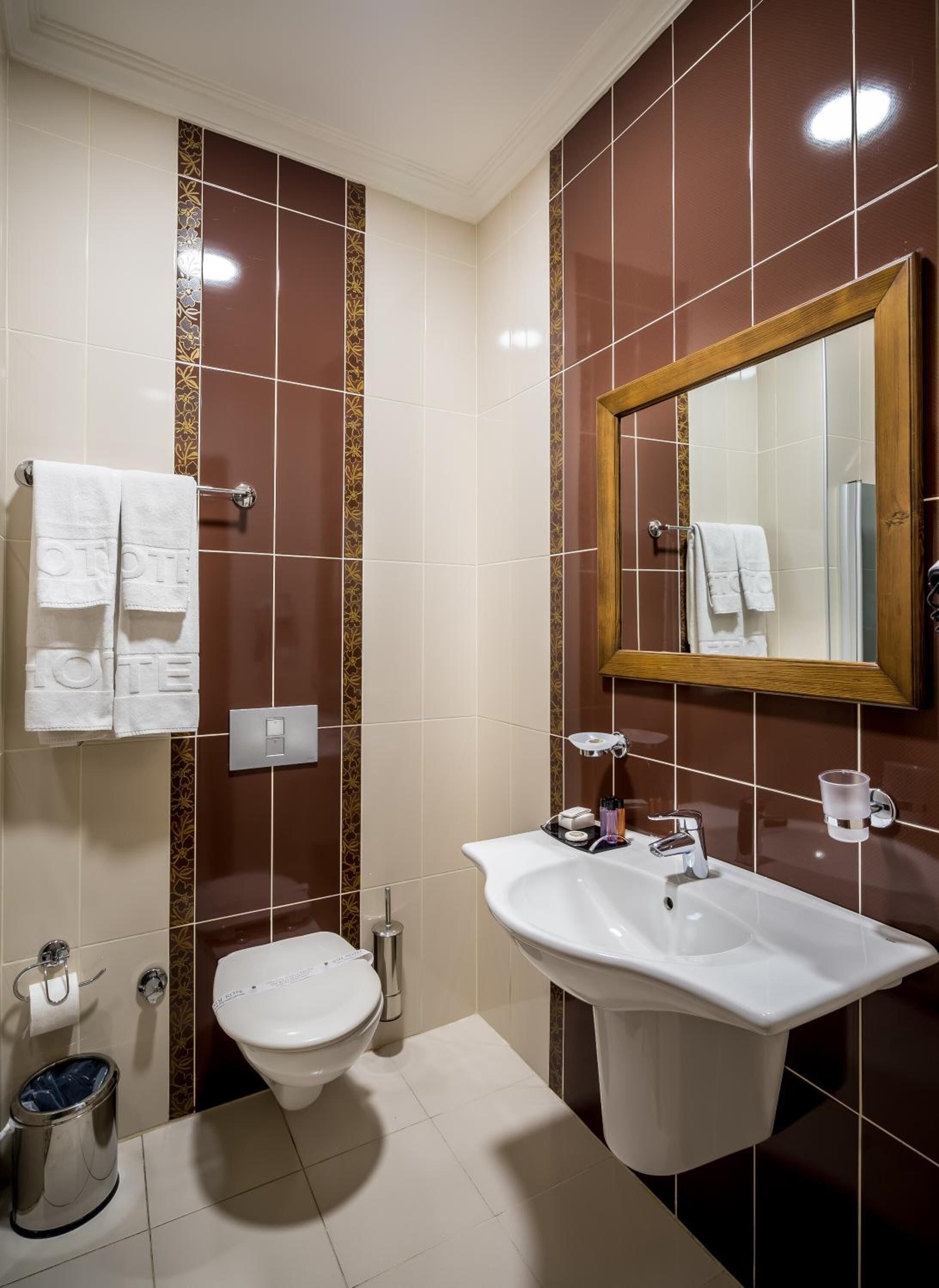 standard single room, 1 single bed | bathroom | shower, free toiletries, hair dryer, slippers