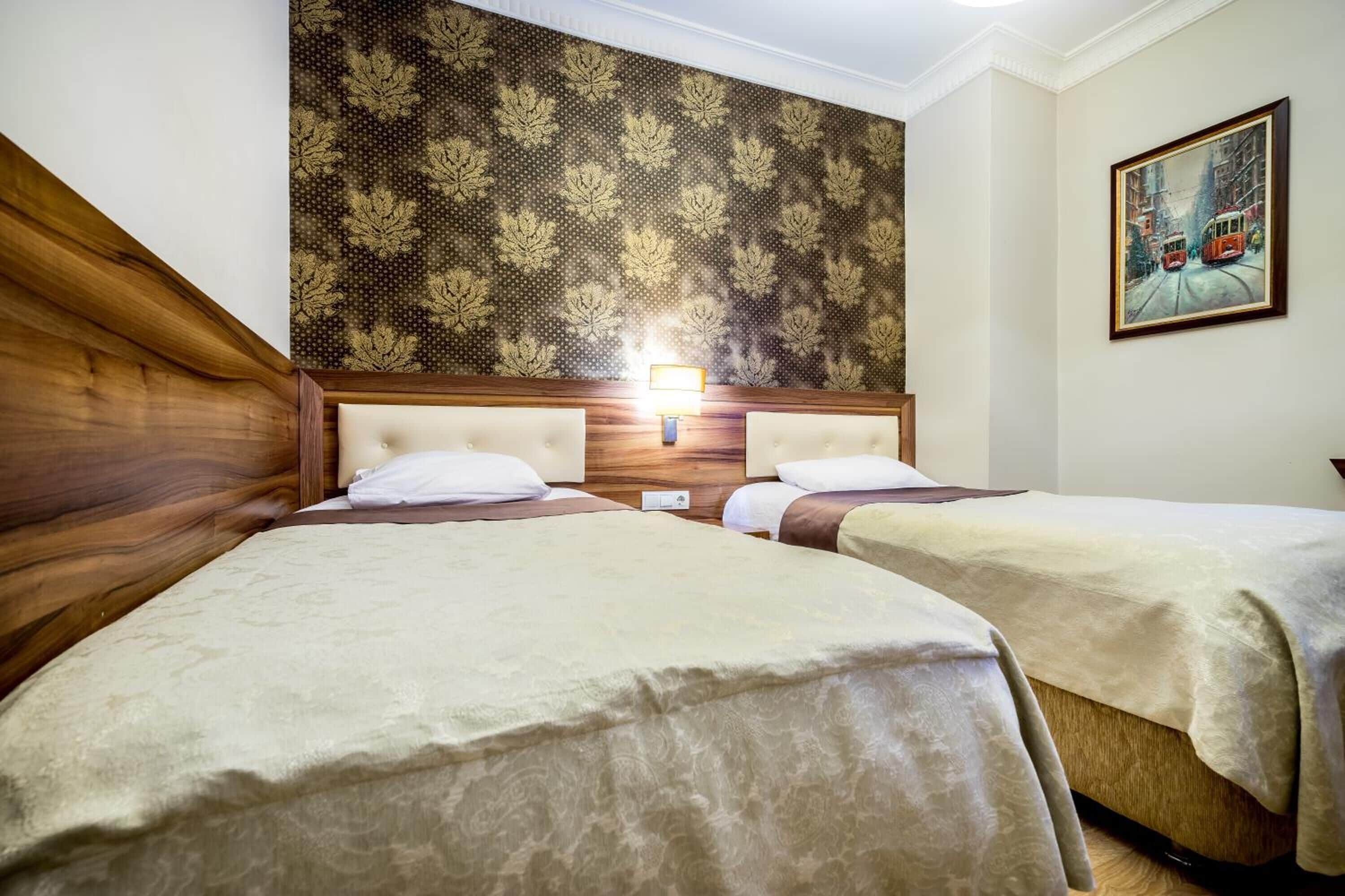 standard twin room | minibar, in-room safe, individually decorated, individually furnished