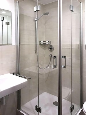 Apartment (Nr 5. Kienberg) | Badezimmer | Haartrockner, Handtücher, Toilettenpapier