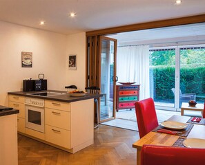 Departamento (Nr 1. Rauschberg) | Cocina privada | Refrigerador, parrilla de estufa, cafetera y tetera y tetera eléctrica 
