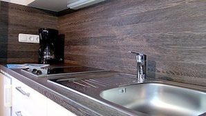 Apartment (Nr. 7 Westernberg) | Private kitchen | Coffee/tea maker, fridge, stovetop, electric kettle - Haus Dippel Ruhpolding (Ruhpolding)