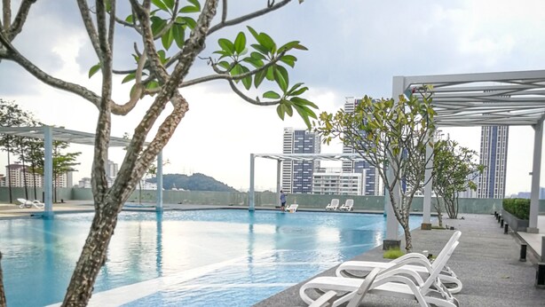 A rooftop pool area with lounge chairs and a pergola. - GT Home Encorp Strand Residence (Petaling Jaya)