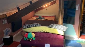 Chambre double (Music) | Individually decorated, individually furnished, laptop workspace