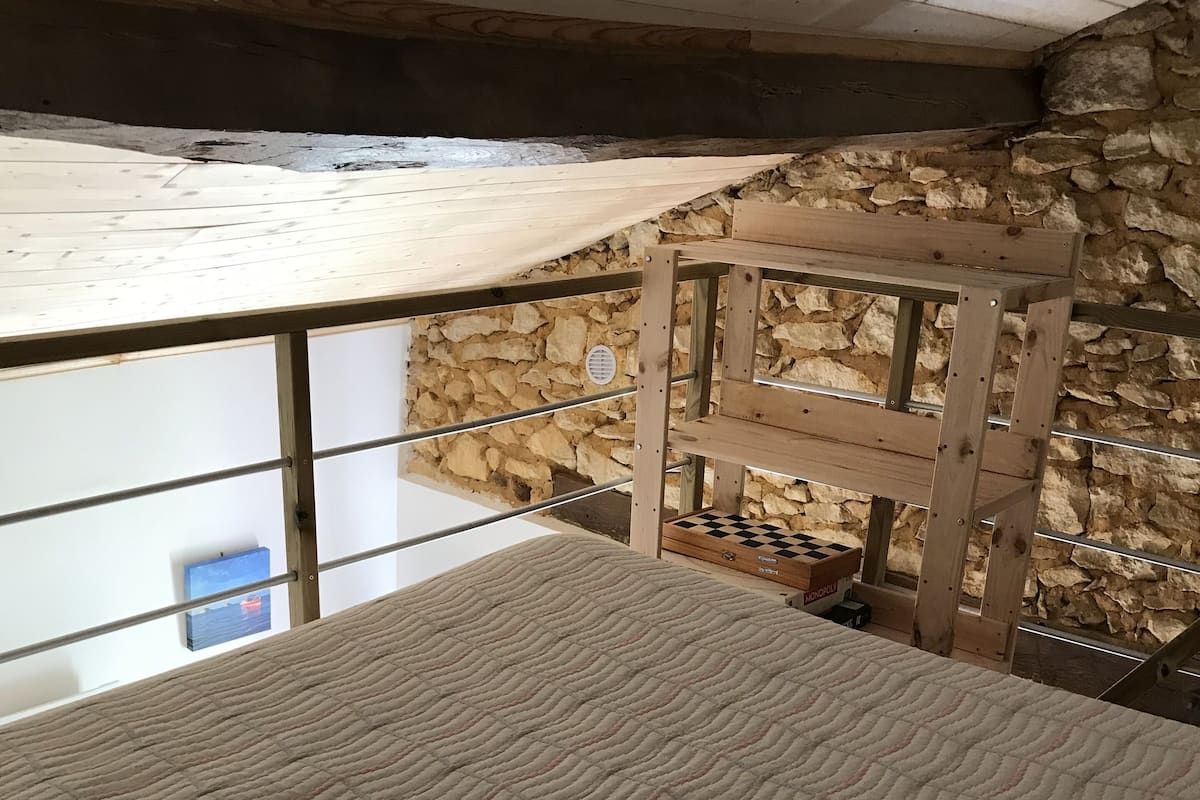 Eenvoudige studio | Individueel gedecoreerd, individueel gemeubileerd, een bureau