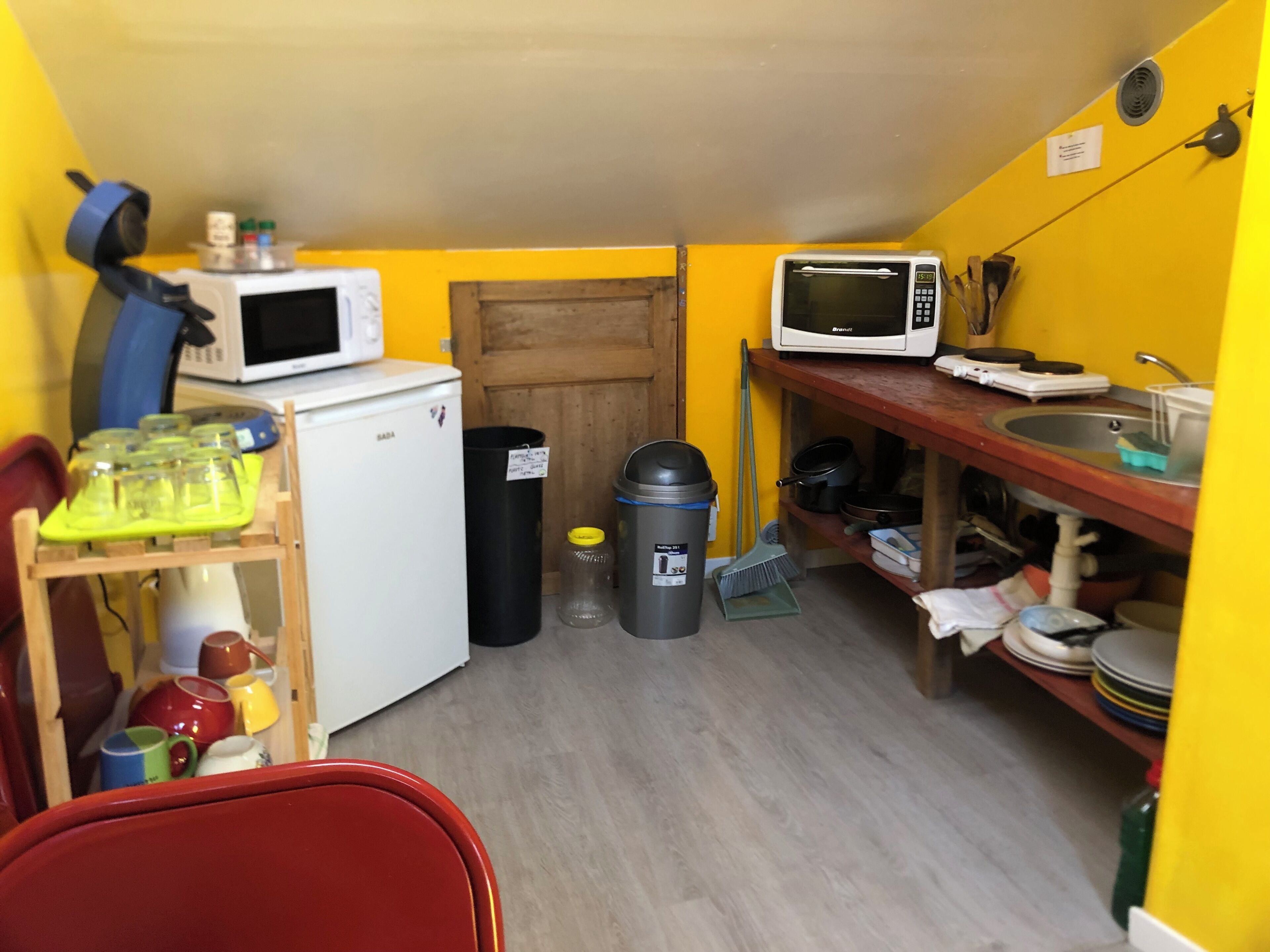 Mini réfrigérateur, micro-ondes, four, plaque de cuisson