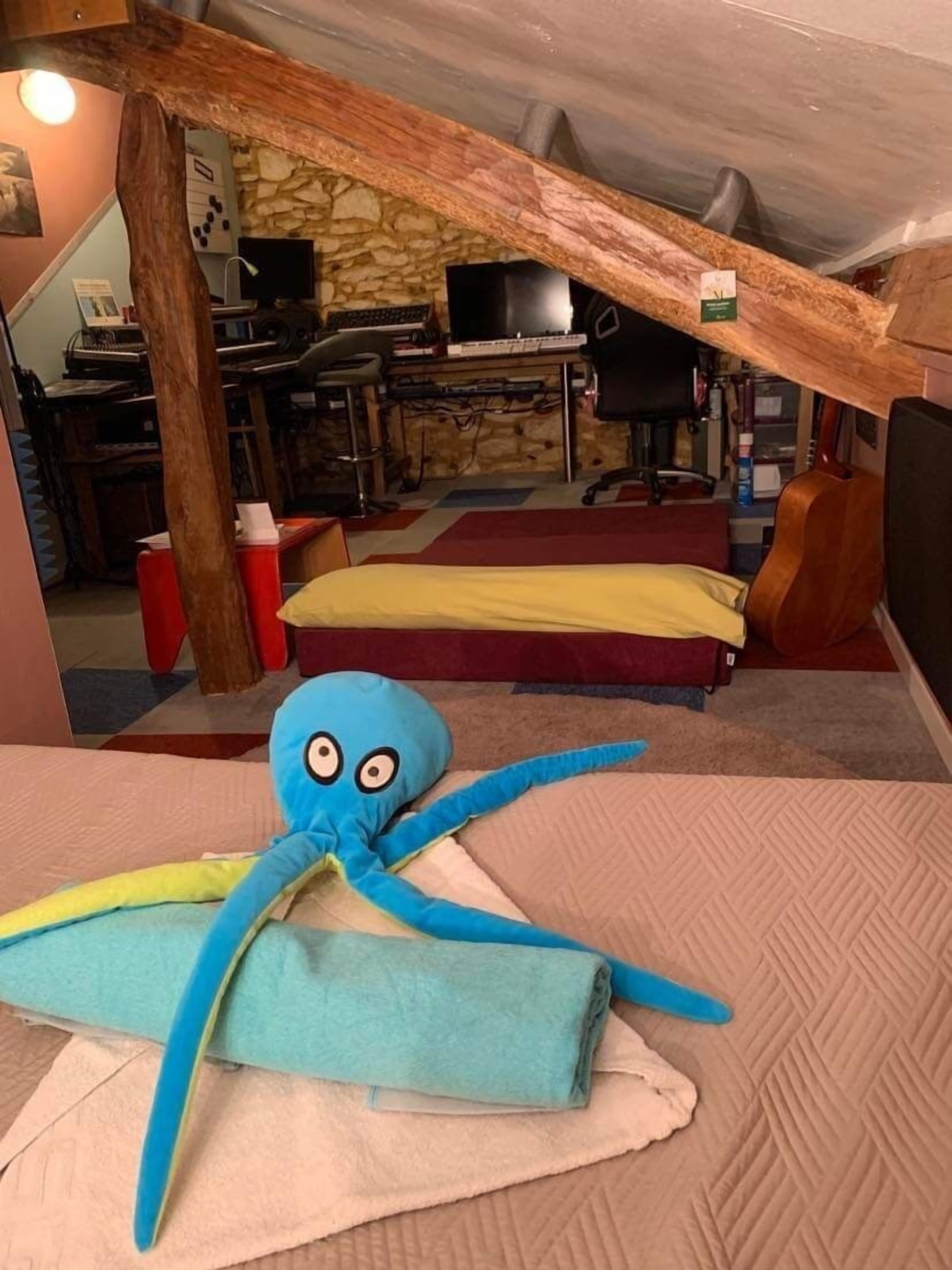 Decoración personalizada, muebles diferentes y escritorio 