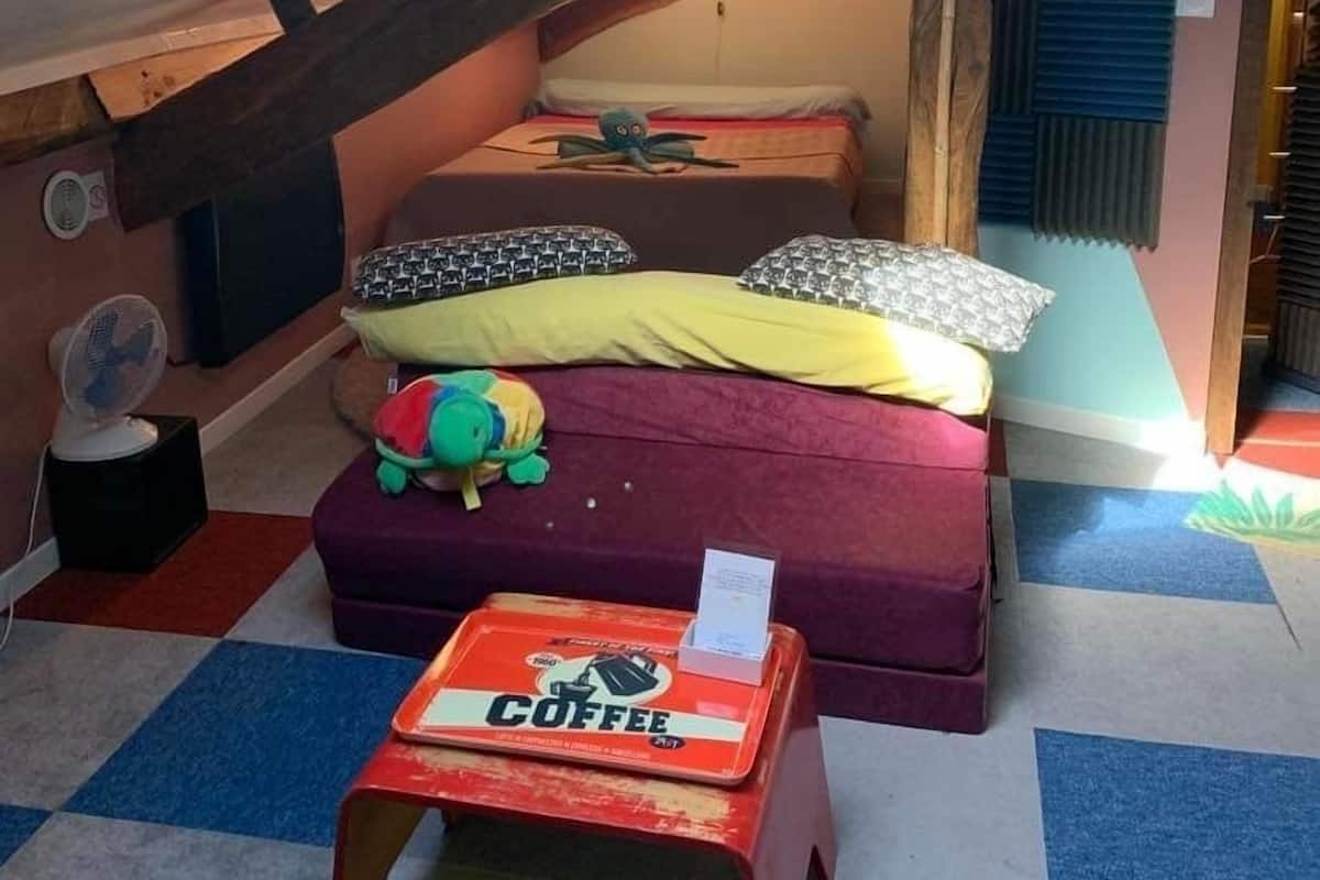 Chambre double (Music) | Individueel gedecoreerd, individueel gemeubileerd, een bureau