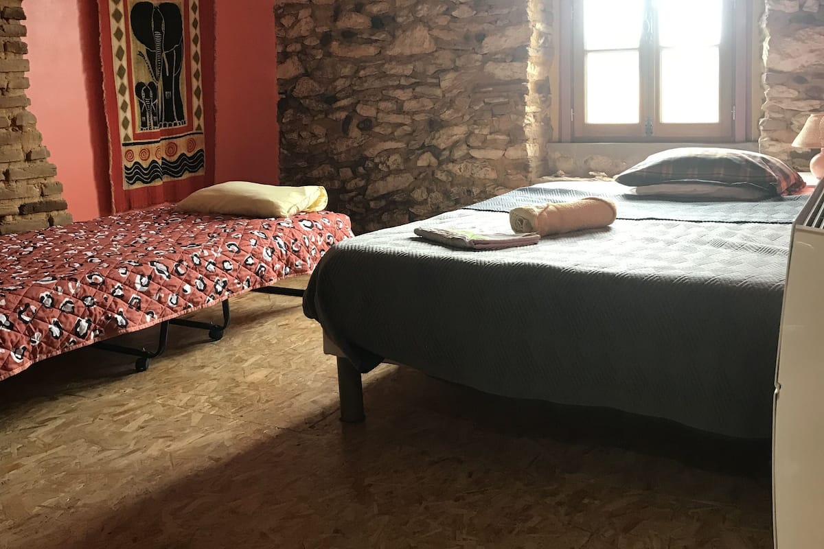 Eenvoudige kamer, 1 twee- of 2 eenpersoonsbedden | Individueel gedecoreerd, individueel gemeubileerd, een bureau
