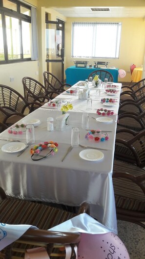 Frokost, lunsj og middag serveres