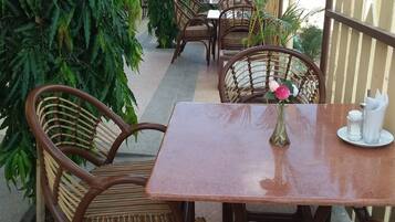 Breakfast, lunch and dinner served