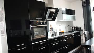 Deluxe Apartment | Private kitchen | Full-size fridge, oven, stovetop, dishwasher