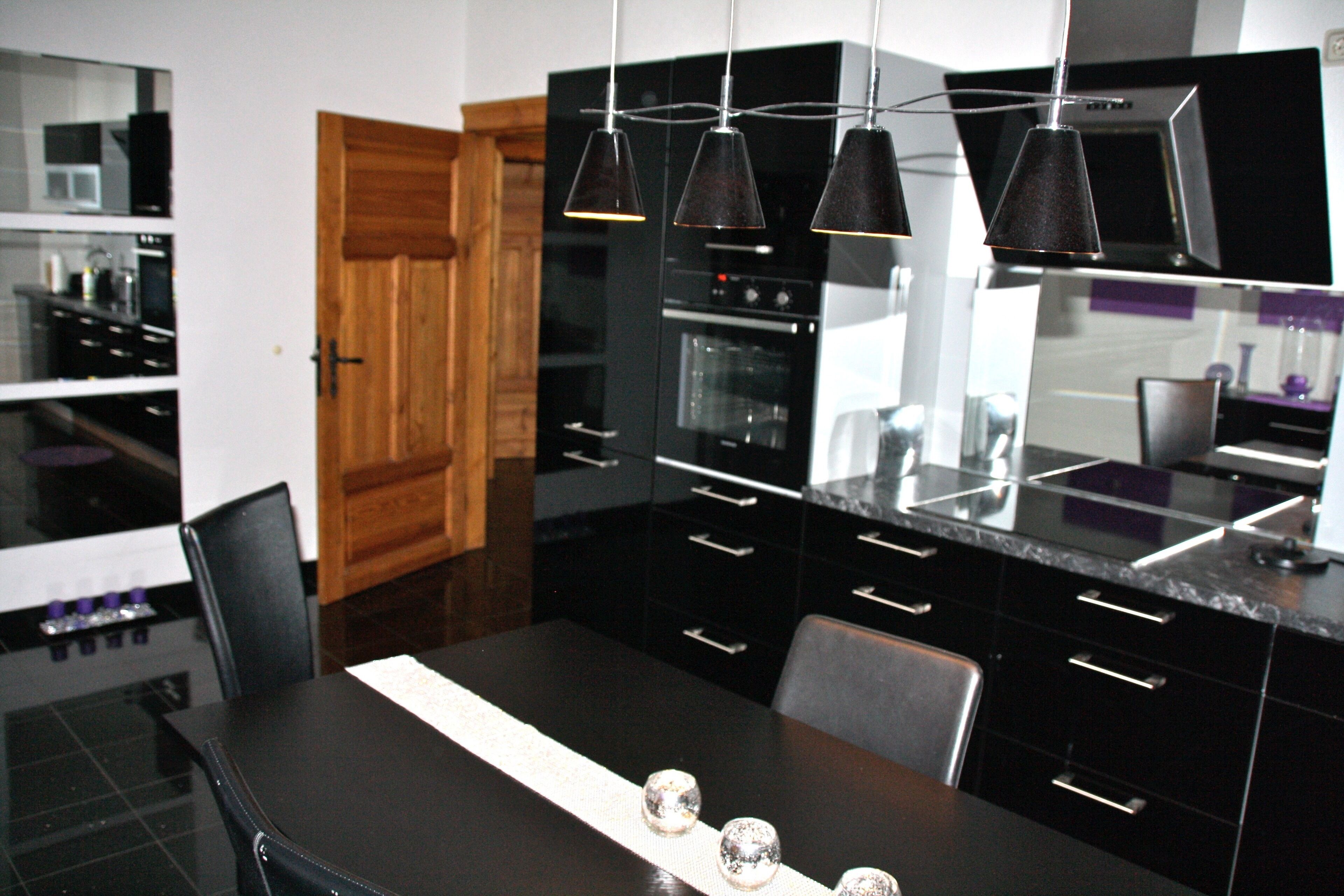 Deluxe-Apartment | Essbereich im Zimmer