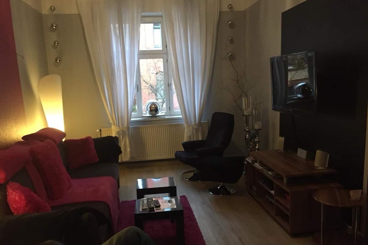 Apartment, 1 Bedroom | Ruang tamu | 100 cm televisyen LED dengan kabel, TV