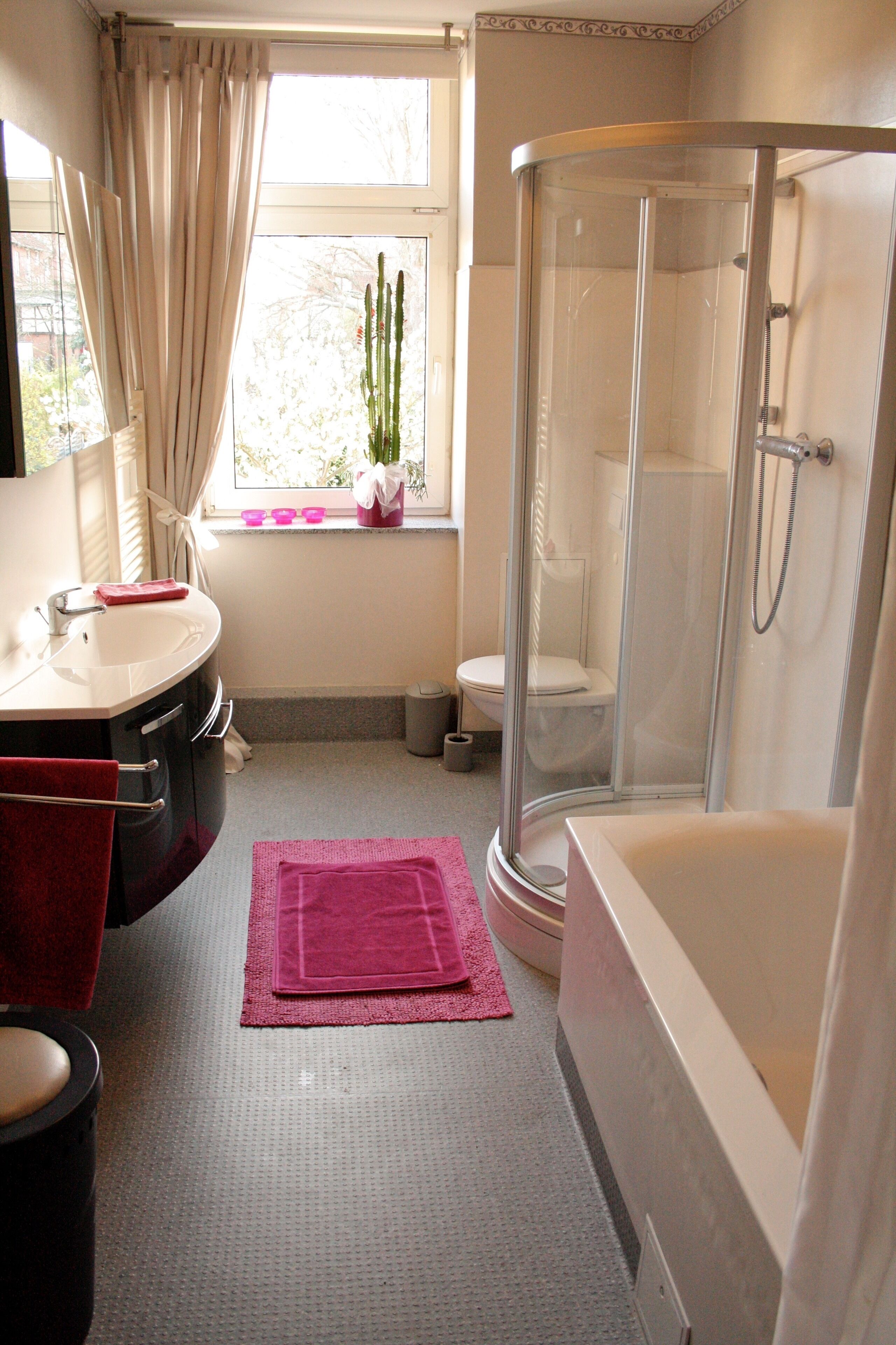 Deluxe appartement | Badkamer | Een douche, handdoeken