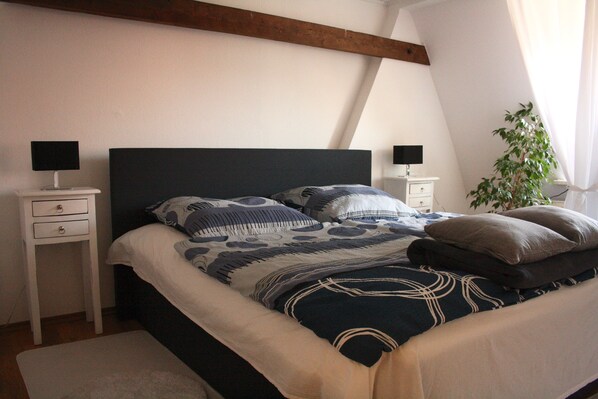 Appartement, 2 chambres | Bureau, accès au Wi-Fi (inclus)