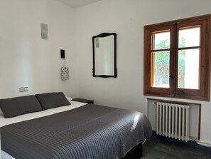 4 habitaciones, tabla de planchar con plancha, cuna de viaje y internet