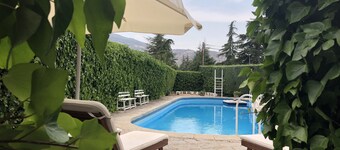 Beautiful detached country house with garden and swimming pool between Segovia and Madrid.