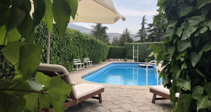 Beautiful detached country house with garden and swimming pool between Segovia and Madrid.
