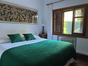 4 makuuhuonetta, silitysrauta/-lauta, vauvan matkasänky, vuodevaatteet