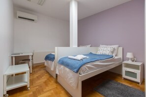 A bedroom with a single bed, a desk, and a chair. - Paw Rooms (Zagreb)