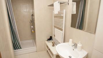 Sturta, hárblásari, handklæði, sápa