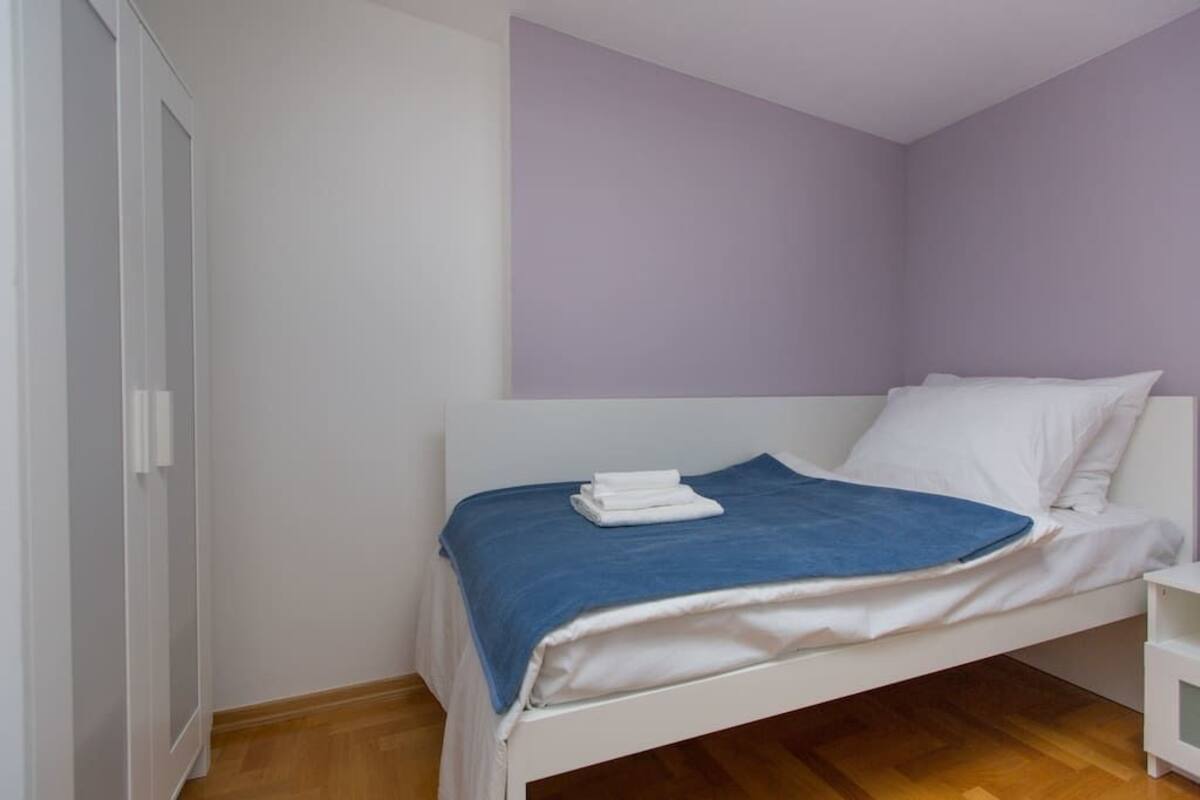 Single Room, Shared Bathroom (5) | Premium bedding, down comforters, Select Comfort beds, soundproofing