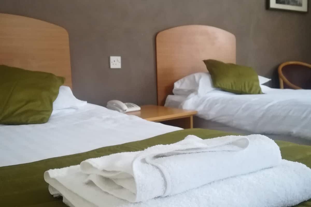 twin room | desk, laptop workspace, free wifi, bed sheets