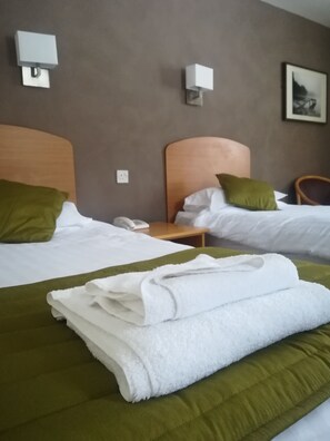 Twin Room | Desk, laptop workspace, free WiFi, bed sheets - Stamford Gate Hotel (Holywell)