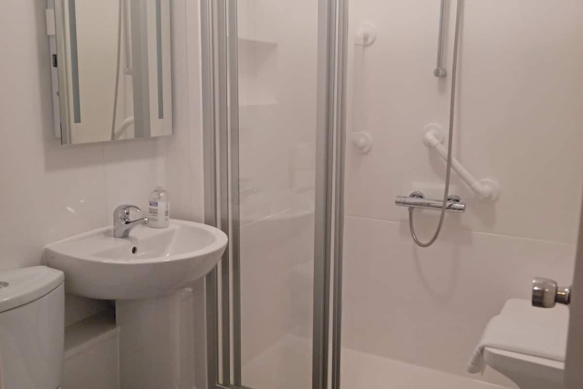 twin room, 2 single beds | bathroom | hair dryer, towels, shampoo