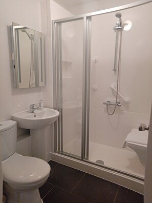 Værelse med 2 enkeltsenge - 2 enkeltsenge | Badeværelse | Hårtørrer, håndklæder, Shampoo