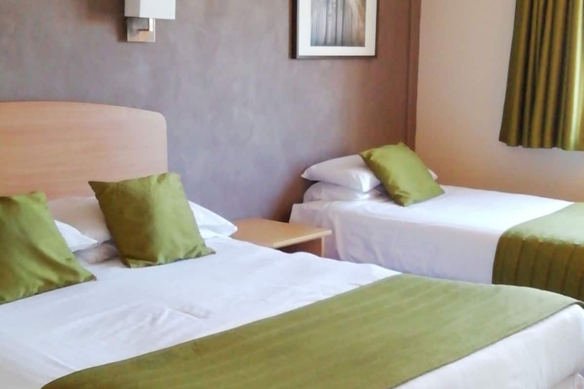 double room (with extra bed) | desk, laptop workspace, free wifi, bed sheets