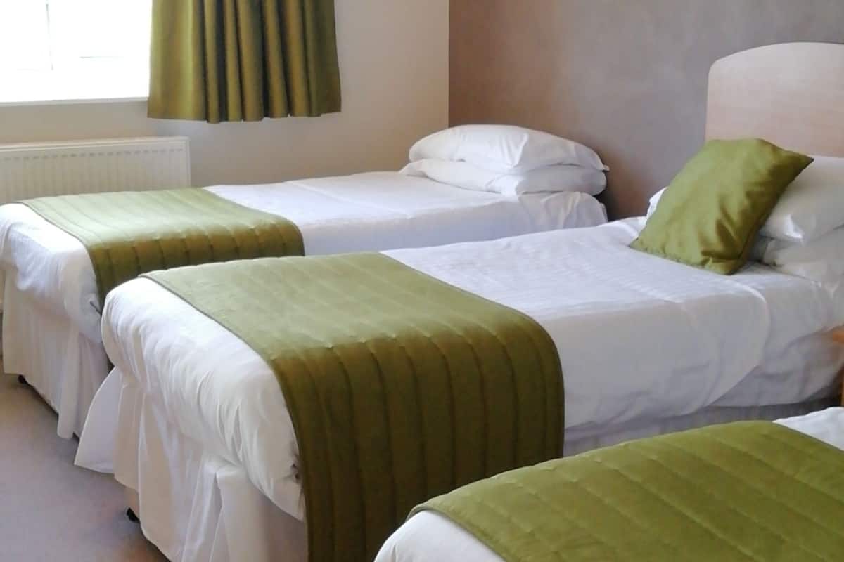 triple room | desk, laptop workspace, free wifi, bed sheets