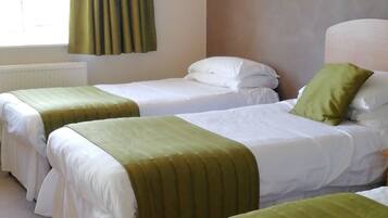 Triple Room | Desk, laptop workspace, free WiFi, bed sheets