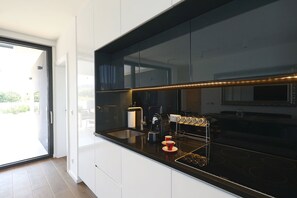 Villa – design | Eget kjøkken | Kjøleskap, mikrobølgeovn, kokeplater og oppvaskmaskin