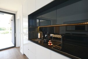 Vila design | Cozinha privada | Geladeira, micro-ondas, cooktop, lava-louças