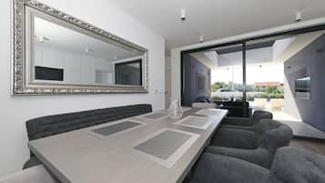 تناول الطعام داخل الغرفة